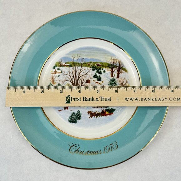 Enoch Wedgwood Christmas Plate 1973 First Edition "Christmas On The Farm" Avon - Picture 5 of 6